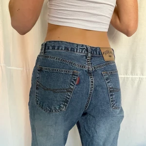 Jeans  - Föste jeans med snygg detalj vid benen. Lite oversized så är lowaosted om man vill. 