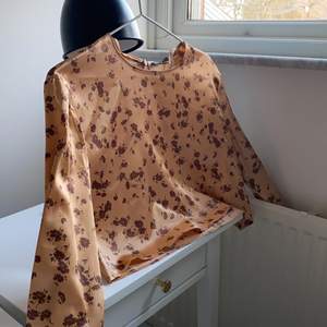 Croppad, luftig och snygg tröja från Zara! Blankt material med söta ärmar med knappar och liten slits. Aldrig använt och säljer den då jag hade behövt ha en storlek större!