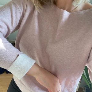 Smuts rosa tröja storlek M - Vikta ärmslut, ganska bred krage, normal fit, superskön och perfekt över en sommarklänning tex!