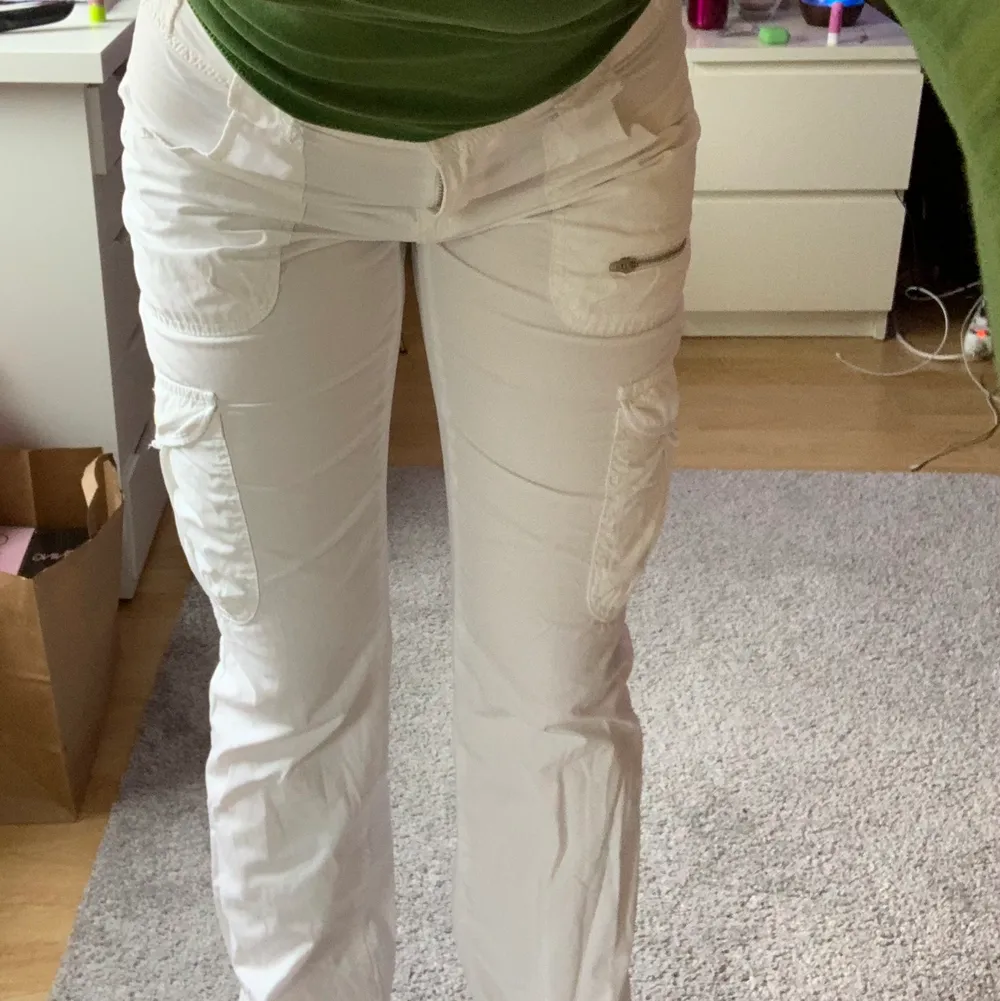 Säljer dessa skit snygga vita cargo byxor då jag har ett par liknande. . Jeans & Byxor.