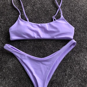 Lila Shein bikini! - Säljer denna super fina lila bikini från shein. Köpte den av en annan tjej här på plick med den var tyvär för liten för mig. Tror den skulle passa en xs/s bättre. Buda med minst 10 kr högre än stående bud, köpare står för fraktkostnaden❤️