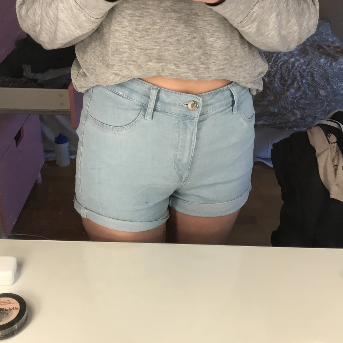 Säljer både kjolen och shortsen för 90 kr, kjolen är i fint skick använt några gånger och är i storlek M. Shortsen kommer från HM och är i storlek 170/15 år - 91