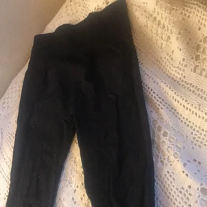 Träningsbyxor - Jag säljer ett par träningsbyxor för 90 kr i storlek M, använt dom ungefär 3-4 gånger för att de var för stora på mig( frakt ingår ) Köpte dom för 300 kr