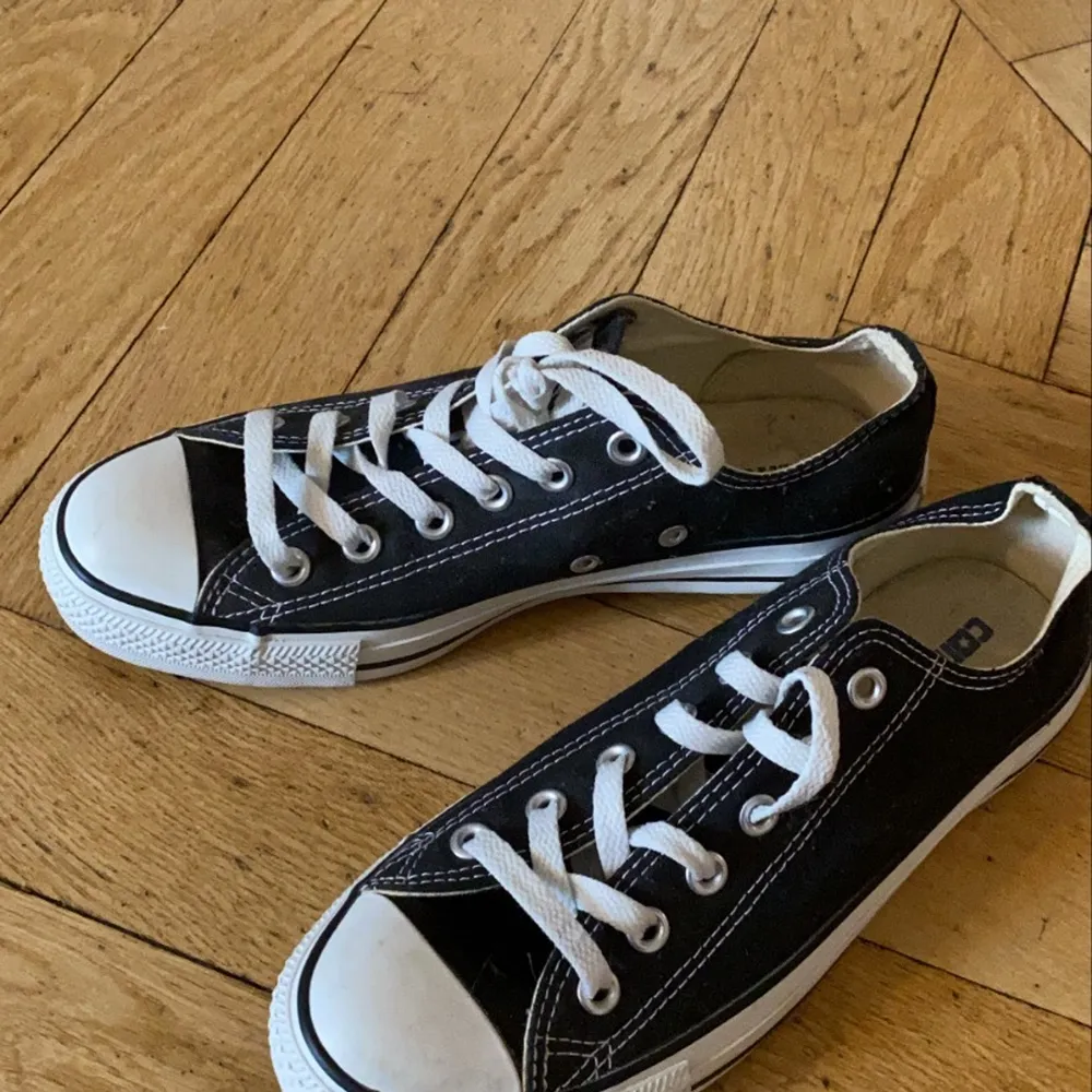 Super fräscha Converse all star. Svarta och låga skor. Aldrig använda! Storlek:39,5 150kr+köparen står för frakt!💞💞. Skor.