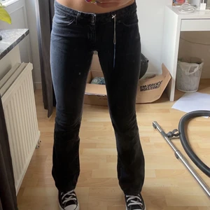 Wrangler jeans  - Svarta/gråa lågmidjade Wrangler jeans som tyvärr var lite för små för mig😭de är verkligen skitfina!!! Köpta från sellpy💋Köparen står för frakt, skriv vid intresse! 
