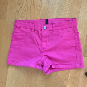Rosa shorts - Riktigt coola lågmidjade rosa shorts, knappt använda, 65 kr inkl frakt 