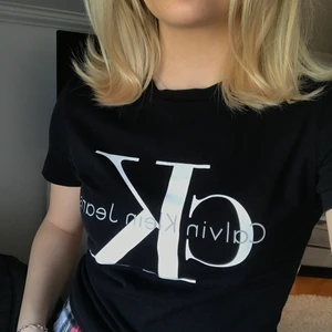 Calvin Klein T-shirt  - Svin snygg Calvin tshirt i nyskick, 110 inkl frakt 