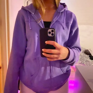 Lila kofta - Säljer en skön lila kofta som går lätt att stylea! Hör av dig om du har någon fråga eller vill se tydligare bilder😊