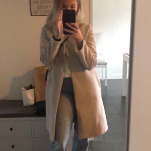 Beige kappa - Beige kappa från zara som endast är använd 3-5 gånger, så så gott som nyskick! Perfekt vår och höst kappa, men används tyvärr inte så mycket som jag hade önskat! 
