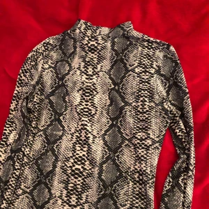 Ormmönstrad tropp - En tröja från Shein, som jag köpte några sommrar sen. Använd väldigt få gånger då den sitter lite för tight på mig. Den är i storlek S men den är mer som en XS enligt mig 