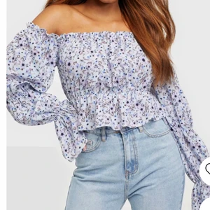 Blommig topp - Säljer den här superfina toppen från Nelly då den tyvärr inte kommit till användning. Endast testad med lapparna kvar! Köptes för 349kr🤍