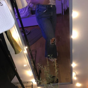 Gina tricot jeans stolek 40 - Jätte fina jeans från gina tricot med lite hål på knäna. De är knappt andvända men köpte de här från Plick vilket gör att jag säljer de för 60kr. Jag har klippt de själv nere vid fötterna och passar mig perfekt då jag är 156cm lång.💞💫