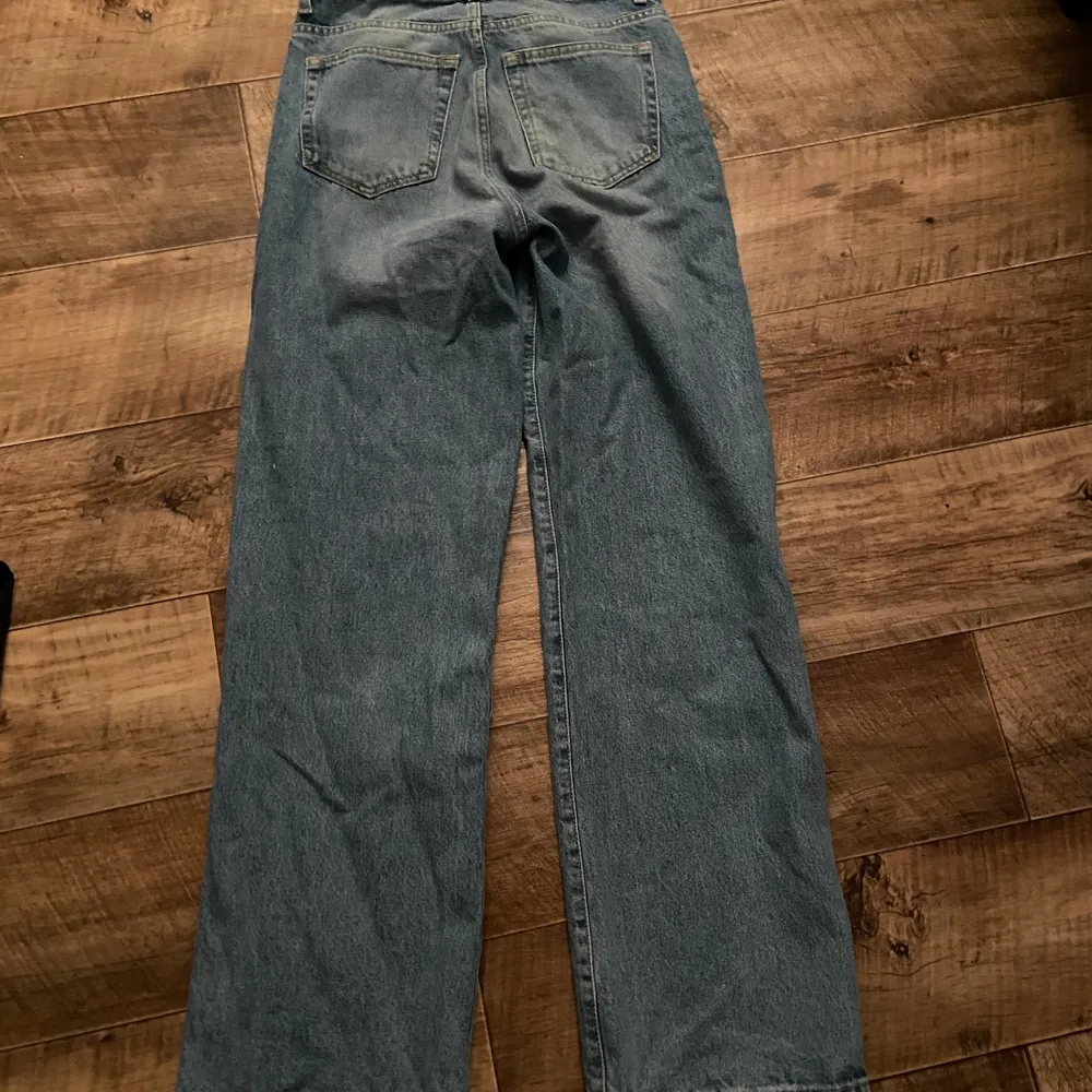 Fina jeans från lager 157, sitter väldigt bra och är sköna. Storlek xs. Endast använda några enstaka gånger så i nyskick. Kan skickas om köparen betalt frakten. 150kr . Jeans & Byxor.
