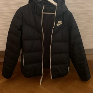 Nike jacka - Säljer denna nästan oanvända jacka från Nike, som går att ha åt båda hållen, alltså är den vändbar (den ser antikrundan ut på bild tre). Jackan ser helt oanvänd ut och har inga skråmor. Står inte storlek i jackan, men skulle säga att den passar xs-s, beroende på hur man vill att den ska sitta. Säljes pågrund av att den har blivit lite liten på mig. Köparen står för frakten på runt 66 kr. 