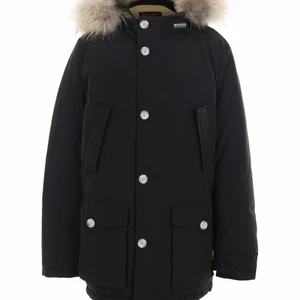 Woolrich Junior Parka - Köpt från johnells. Köptes för 5000kr. Den är i junior storlek:12. Men låt inte ”12” lura dig, den passar dig som är mellan 160-170. Säljs eftersom att den är för liten för mig. Har inte används under hela vinter 2020.