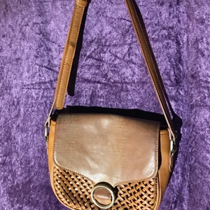 Handväska! - Härlig liten väska köpt på lindex ett antal somrar sen, den hängde med på flera äventyr men nu sitter den och har tråkigt i klädkammaren :( Ge henne ett nytt hem och hitta på egna äventyr vettja! 