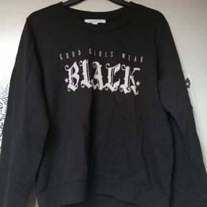 Sweatshirt med print  - Sweatshirt med print i storlek M. Lite skrynklig pga legat nerpackad i påse. Är tyvärr för liten för mig nu. Fint skick. Frakt tillkommer med 79 kr i postens påse 🌸