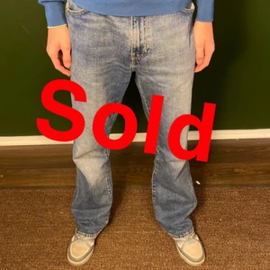 Levis 527 jeans - Levis 527 i perfekt skick. Storleken är W38 L34 men sitter mera som 36 i midjan och passar även bra om man har mindre än de. Modellen är 186 och väger 74kg.                               Skriv vid intresse eller om ni har frågor!🤝