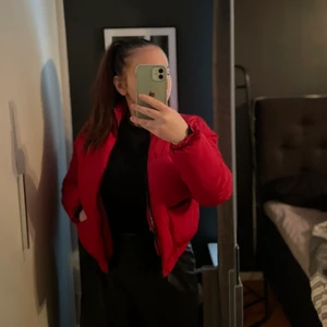 Röd croppad vinterjacka, strl. S - Denna röda croppade vinterjacka är endast använd ett fåtal gånger, superfint skick! ❤️ Pris kan absolut diskuteras! Bara att komma privat för fler bilder eller om du har några frågor!🥰