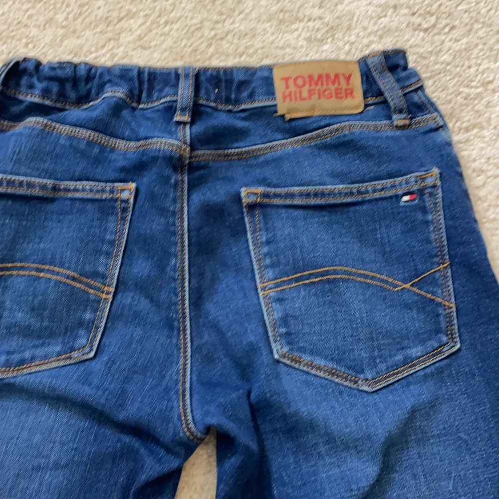 Mörkblå jeans, modell skinny från Tommy Hilfiger. Tätt jeanstyg, känns nästan ingen stretch. Använt ett par gånger och tvättat, inga anmärkningar. För tajta för mig tyvärr. Nypris 650kr  . Jeans & Byxor.