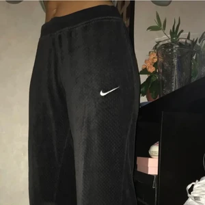 Adidas mjukisbyxor - Säljer dessa mjukis byxorna från Nike! Suuuupermjuka 💕😚 Oversize men dras åt i midjan så de sitter supersnyggt