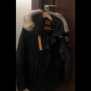 Parajumpers jacka - Är man sugen på en tjockt fodrad jacka avsedd för vinterbruk som har flera praktiska fickor har jag ett perfekt plagg. Denna jacka är fullkomligt slitstark och har flera snygga detaljer, den köptes för 9500kr och säljs för 4500kr, den är äkta och i storlek M. Anledningen till att den säljs är för att den inte kommit till någon användning alls, därav har den inga defekter. Passa på att köpa denna trendiga jacka som lockar en massa ögon! (VID ÖNSKAN OM FLER BILDER ÄR DET BARA ATT HÖRA AV SIG)