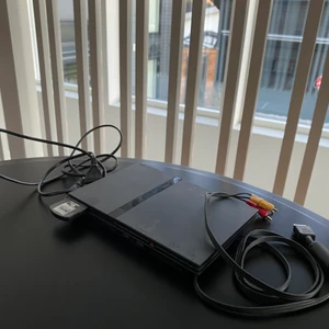 Playstation 2 - Ett fungerande PS2 i fint skick. Den vill ha någon som tar hand om den. :)