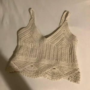 Fin topp - En fin stickad topp. Vet dock inte vart jag köpte den för den är ifrån secondhand❤️ Men super skick. Frakten kostar 45kr❤️❤️