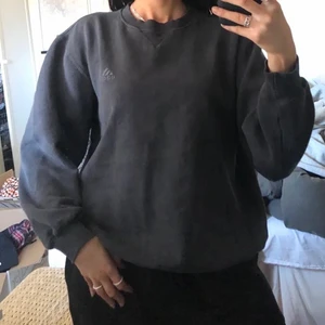 Adidas-sweatshirt - Vintage mörkgrå sweatshirt från Adidas i superskick! Står stl 38-40 och sitter snyggt oversized mig som brukar ha XS/S (lånade bilder) 🥰