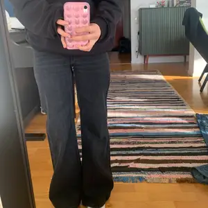 Ett par fina lite baggy jeans från monki. Storlek 25, för små på mig i midjan men passar i längden på mig som är 163 cm lång!💕 kan mötas upp annars tillkommer frakt.