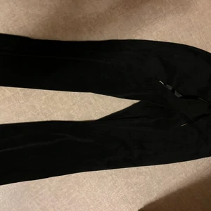 mjukisbyxa ifrån gina - Ginas velour mjukisbyxa i storlek M svarta, nyskick