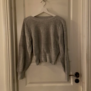 Stickad tröja - Grå tröja från nakd, aldrig använd med prislapp kvar, köpt för ca 300kr säljer för 80kr + frakt