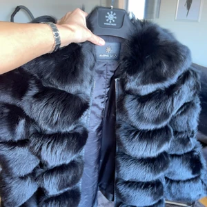 Pälsjacka  - Pälsjacka i äkta päls. Nästan oanvänd. Mycket bra kvalitet. Strl S.