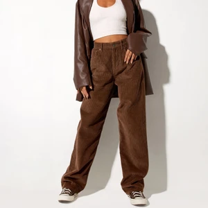 BRUN MANCHESTER BYXA - Skitsnygga Manchester byxor från MOTEL ROCKS. Använd Max 5 gånger, så o princip helt nya. Säljer eftersom de är försmå för mig. Innerbenet är 76cm❤️