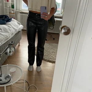 Weekday glansiga byxor storlek 36 - skit snygga glansiga byxor i storlek 36 från weekday!!💕💕 original pris 550 kr och endast använda några få gånger!!💛 ni ser längden på byxorna på bilden och jag är ungefär 173. Skriv till mig för mer info⭐️💕 frakt inkluderat!!