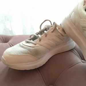 Löparsko adidas - Sparsamt använda, tyvärr för små för mig