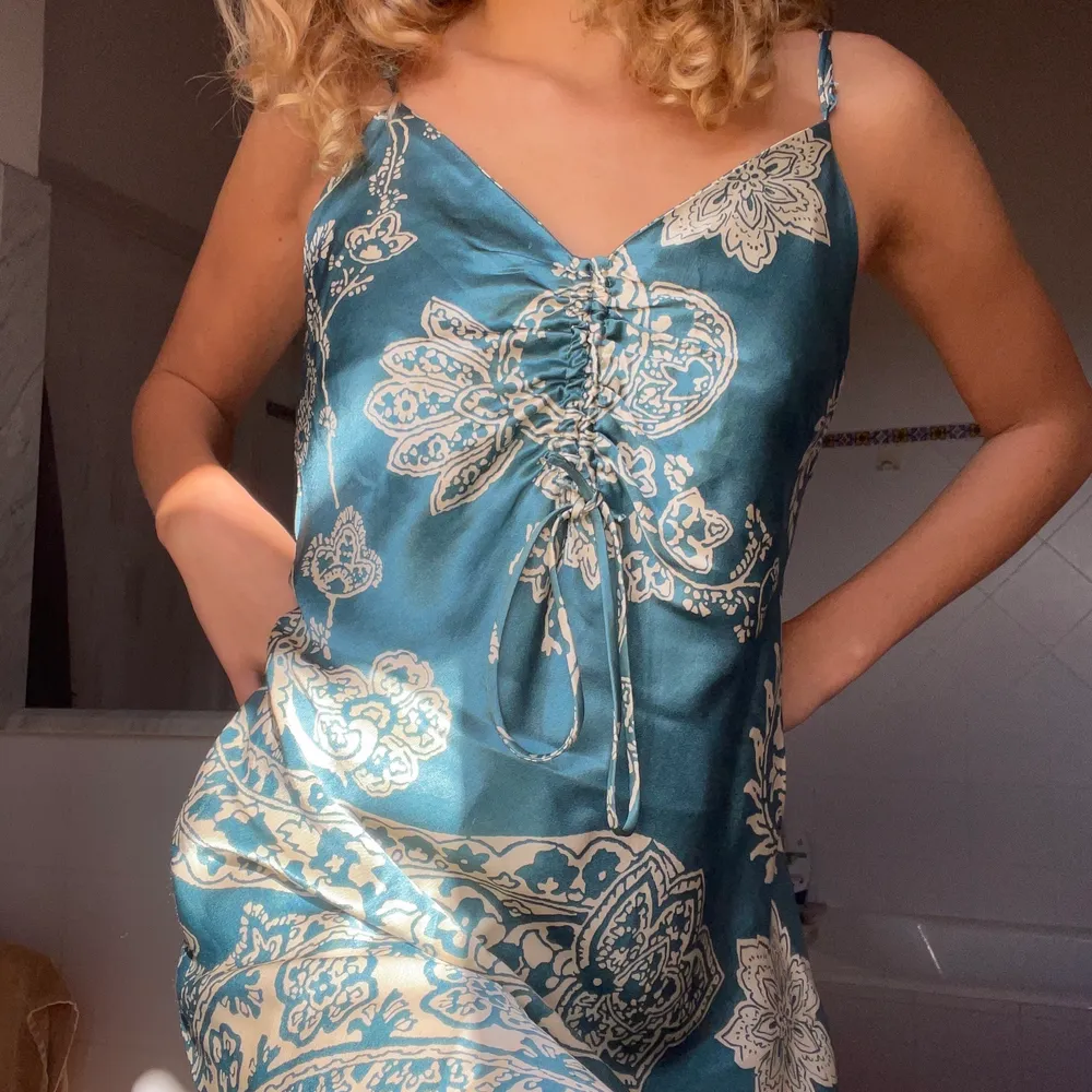En jättefin silket klänning från Zara !! 💙💙. Klänningar.