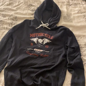 Hoodie  - Cool hoddie med snyggt tryck. Tröjan är i storlek S, Köpte den på Ullared men kommer aldrig till användning. Köparen står för frakt.