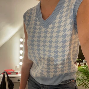 Blå/vit rutig väst - En söt liten väst från Shein. Aldrig använd och väldigt tjockt material. Bra skick💗