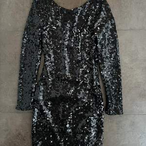 Superfin paljettklänning som passar perfekt till nyår!🌟 från Nelly! True to size, storlek S. Använd en gång, superbra skick! Köparen står för frakten❣️ Hör gärna av er vid frågor!