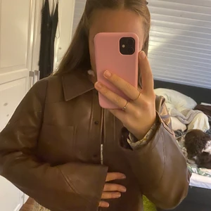 Helt ny jacka från NA-KD  - Säljer nu en helt ny jacka med lappen kvar från nakd kollektionen men cloe monchamp. Köptes för 500 säljs för 400. Bara testad inomhus. Den perfekta bruna färgen. Snygga söm detaljer på armar och axlar.