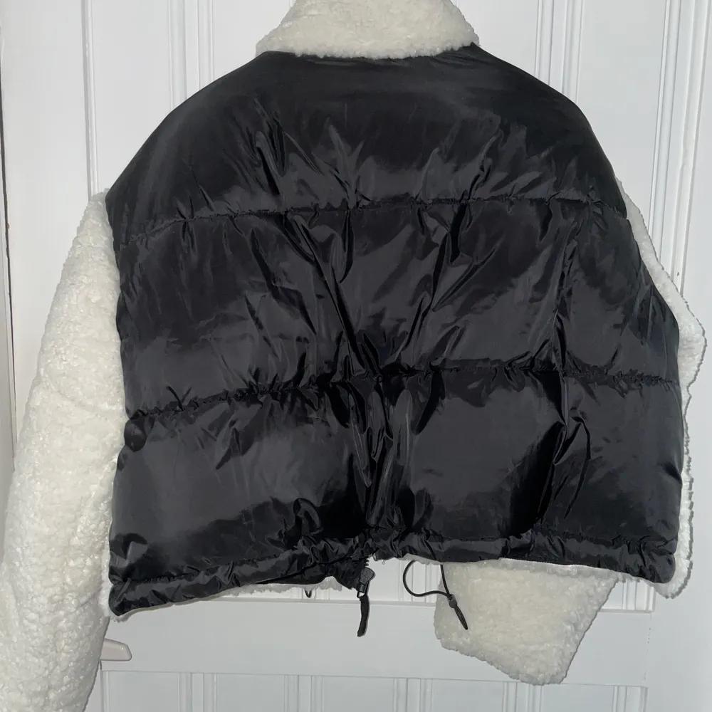 Skitcool kort pufferjacket med teddy detaljer i storlek 36. Mycket oversized i storlek så skulle säga att den passar 36-40 (jag har oftast 38) beroende på hur man vill att den ska sitta. Aldrig använd och alla lappar finns kvar, köpt för 759kr på ASOS förra året. Du betalar frakten! Skriv vid frågor eller intresse!💜. Jackor.