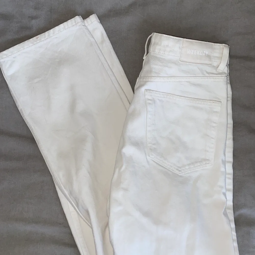 Vita vida jeans från weekday, säljer då dom är försmå för mig 💥 (Skulle säga att dom sitter som en 34). Jeans & Byxor.
