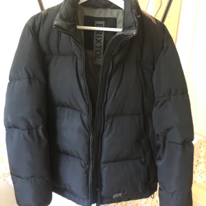 Jacka från Brixtol - Dunjacka från Brixtol. Använd men i mycket bra skick, finnns inget att anmärka på. Storlek M. Priset går att diskutera vid snabb affär. 