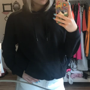 Svart hoodie från soc  - Supermysig helt vanlig svart hoodie från soc. Knappt använd, säljer då jag har två 💘