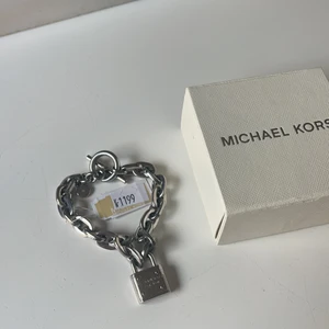 Michael kors armband - Oanvänt armband , slutsålt!! I kartong. Nypris 1200.