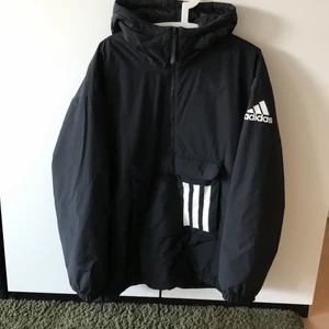 Oversize jacka adidas - Snygg och bekväm Adidas jacka i lite oversize passform. Storleken är S. Med rymlig ficka på magen och med luva. Hör av dig vid frågor!