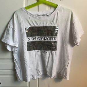 Red & Blue T-shirt🤍 - Red & Blue T-shirt, på den står det: NEW YORK CITY Brooklyn. Använt typ 3-4 gånger!☺️💕