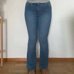 Bootcut jeans - Superbekväma och stretchiga bootcut jeans i storlek 38 från H&M! Köparen står för frakt! 