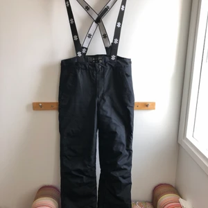 Skidbyxor  - Svarta fodrade skidbyxor i storlek M. Nyskick. Avtagbara hängslen och justerbar midja. Passar s-m. Vid och vattentäta. Säljer skidjacka i separat annons. 
